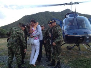 A8f_YQDCEAAoR1c Momentos en que el Sr. Carlos se reencuentra con su familia después de varios días de secuestro